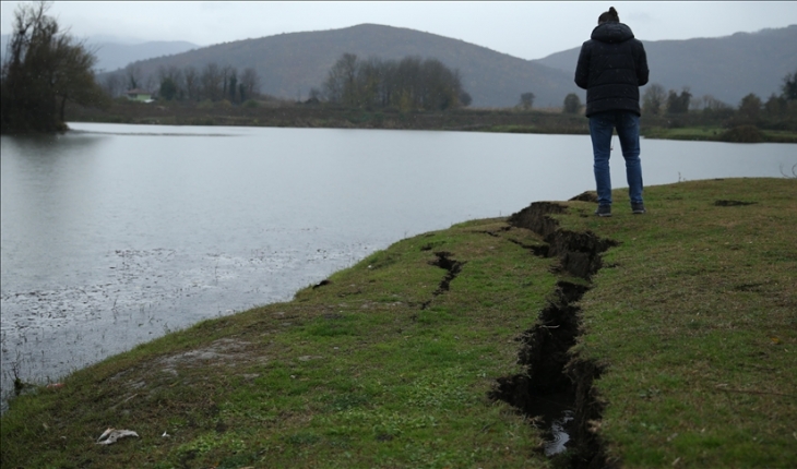Düzce’de deprem nedeniyle meydana gelen toprak kırılmaları görüntülendi