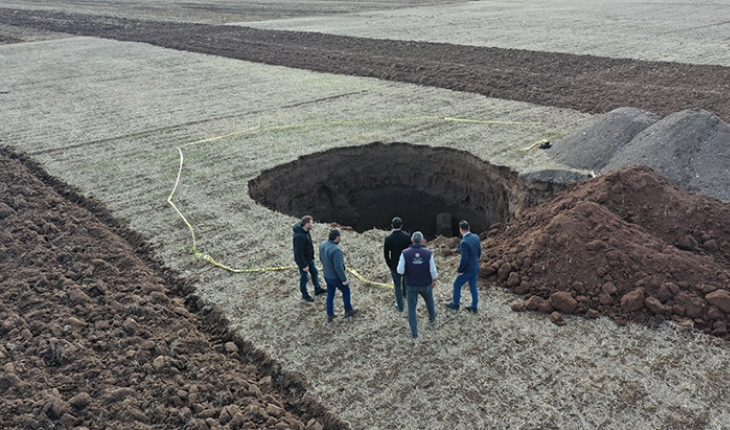 Sivas'ta bir tarlada obruk oluştu