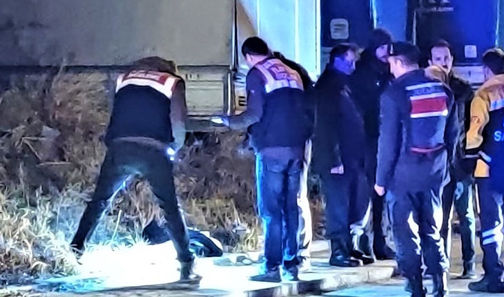 Saçından sürüklediği karısını başını keserek öldürdü