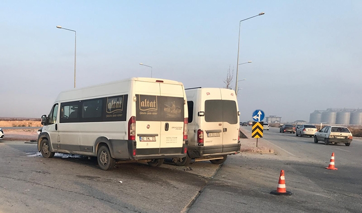 Konya'da servis minibüsleri ve otomobil çarpıştı: 14 yaralı