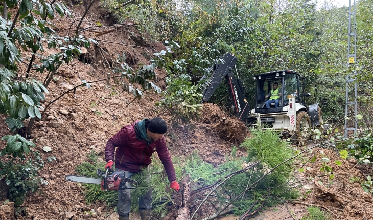 Rize’de yağış heyelana sebep oldu: 2 köy yolu ulaşıma kapandı