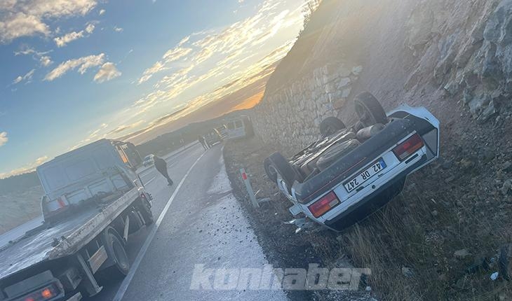 Konya'da kaza yapan sürücüye yardım için duran otomobile minibüs çarptı: 3 yaralı