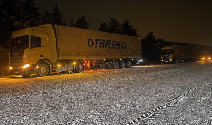 Buzlu yollar tırlara geçiş vermedi!