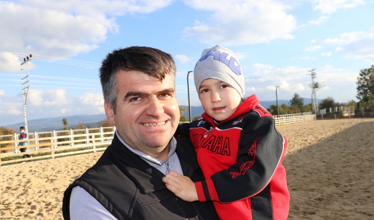 Evinde oluşturduğu "rehabilitasyon merkezi" ile engelli oğlunun yürümesini sağladı