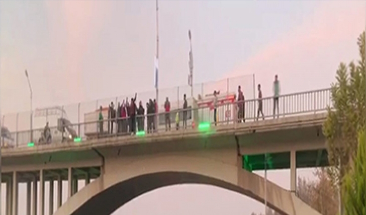 Herkes intihar girişimini izlerken, kaldırım taşı döşeyen belediye işçileri işlerine devam etti