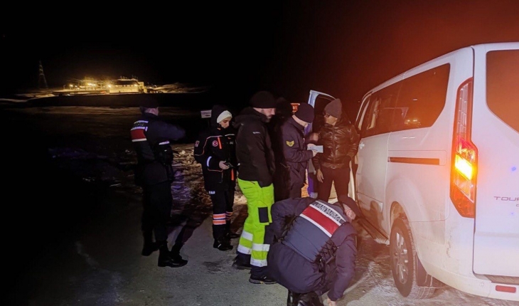 Turistler kar nedeniyle yolda mahsur kaldı