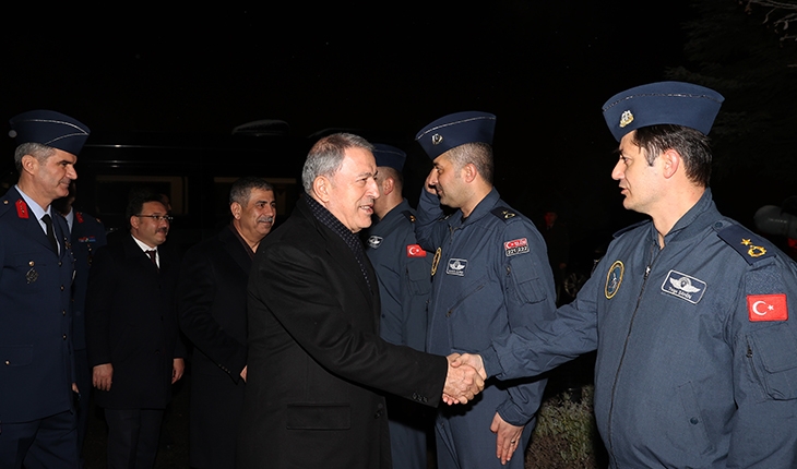 Milli Savunma Bakanı Akar “Koca Yusuf“ların personeli ile bir araya geldi