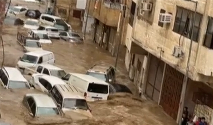 Mekke'de şiddetli yağışlar sele neden oldu