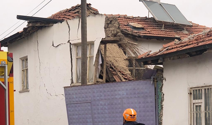 Konya’da bir evin duvarı çöktü