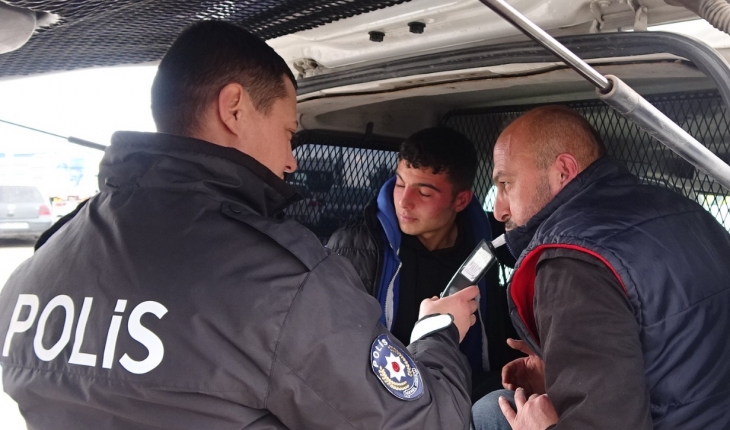 Karısının 3 yakınını bıçakla yaralayan koca ve oğlu gözaltına alındı