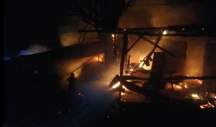 Ahır alev alev yandı: 30 tavuk telef oldu