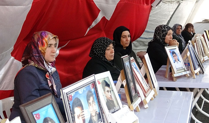 HDP önünde evlat nöbeti tutan ailelerin direnişi bin 212'nci gününde