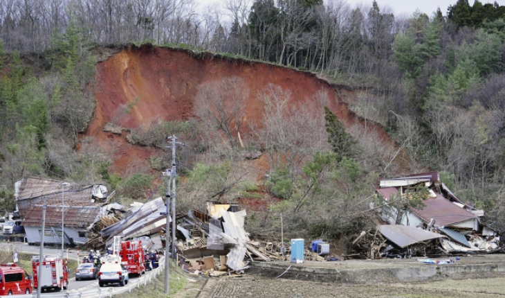 Japonya’da toprak kayması: 10 bina yıkıldı, 2 kişi kayıp
