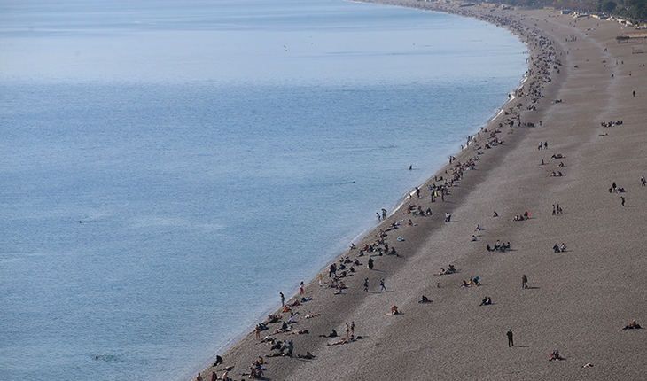 Yılın ilk günü denize girip güzel havada yüzmenin tadını çıkardılar