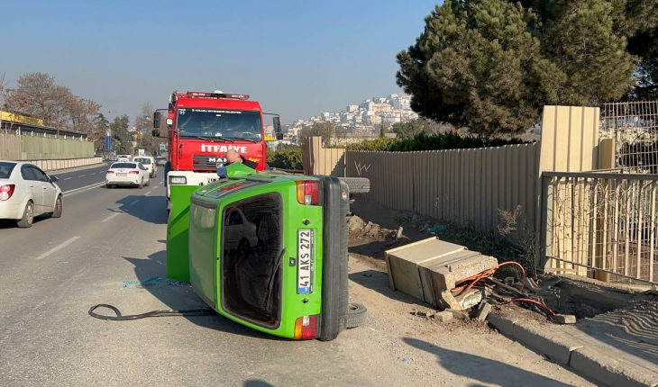 Trafoya çarparak devrilen otomobildeki anne ve oğlu yaralandı