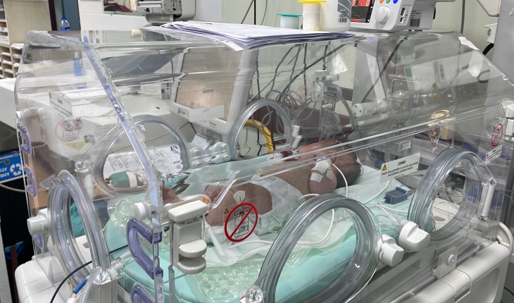 Evin kapısına bırakılan bebeğin tedavisi devam ediyor