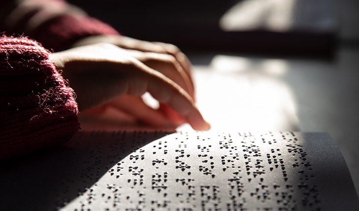 Görme engelli çocukları için Braille alfabesi öğreniyorlar
