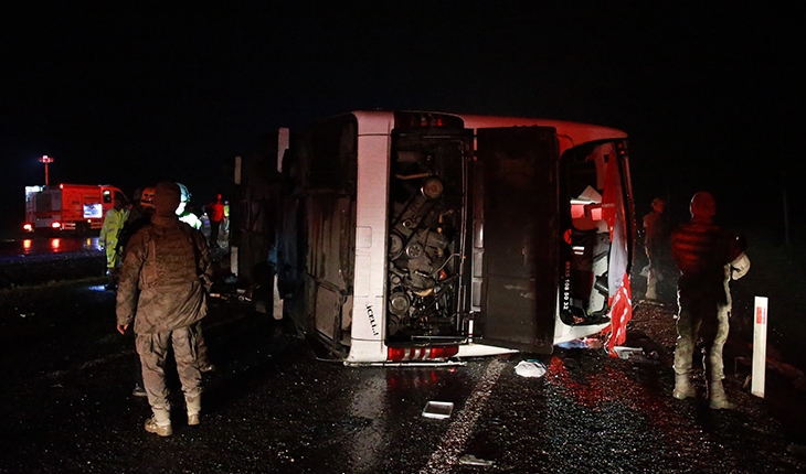 Yolcu otobüsü devrildi: 5 ölü, 22 yaralı
