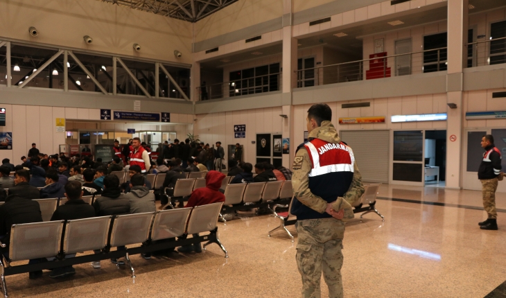 Afganistan uyruklu 227 düzensiz göçmen ülkelerine gönderildi