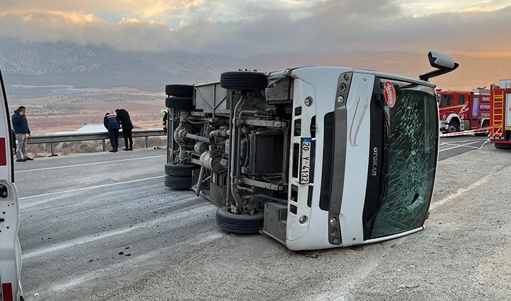 Servis minibüsü devrildi: 2 ölü, 15 yaralı