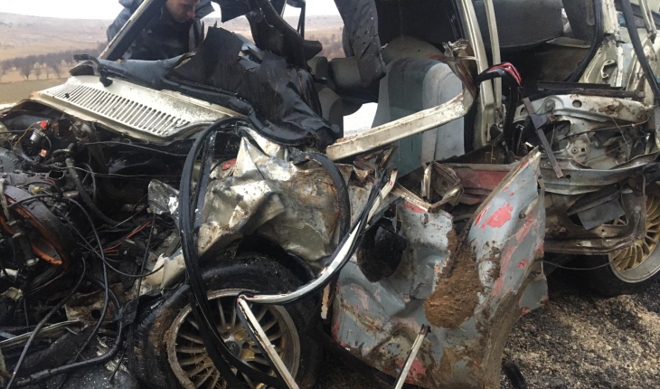 Kamyonet ile otomobilin çarpıştığı kazada 2 kişi öldü