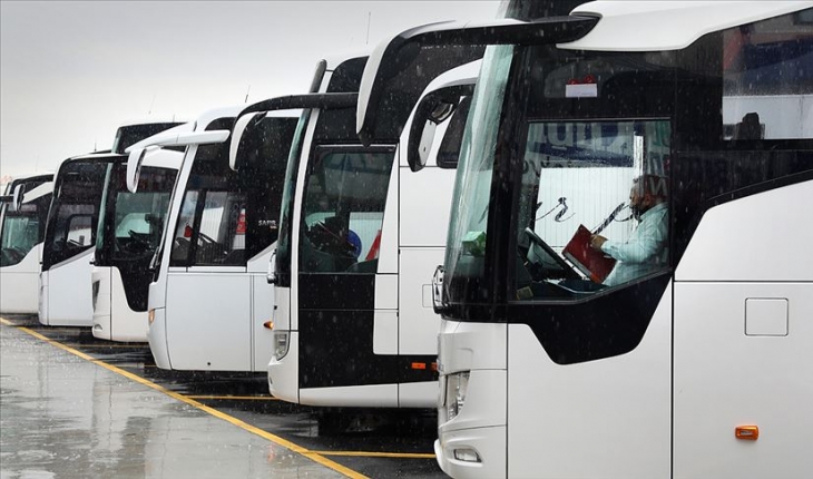 Büyük otobüs şoförleri için ehliyet yaş sınırı düşürüldü
