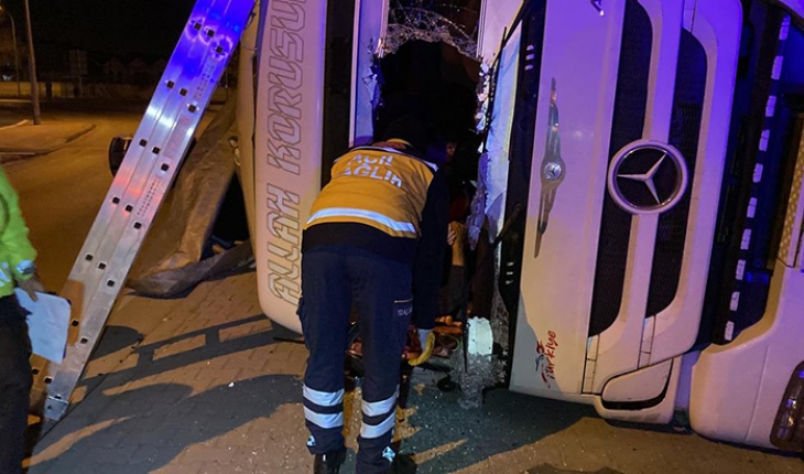 Konya’da virajı alamayan tır devrildi: Sürücü araç içinde sıkıştı