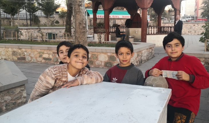 4 Çocuk futbol oynarken buldukları 100 lirayı camiye bağışladı