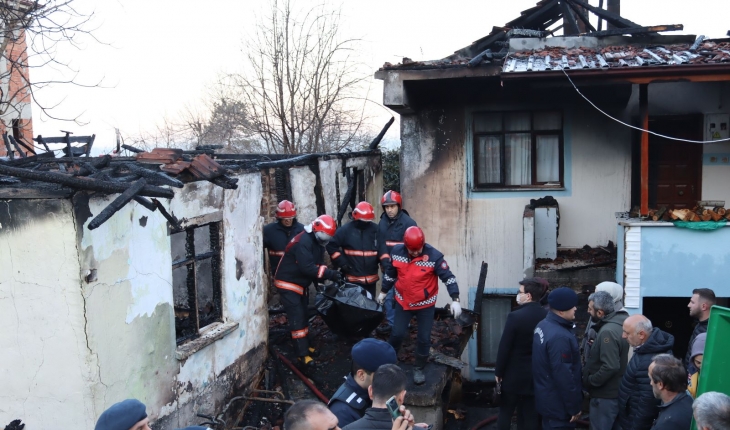 Evde çıkan yangında mahsur kalan felçli kadın hayatını kaybetti