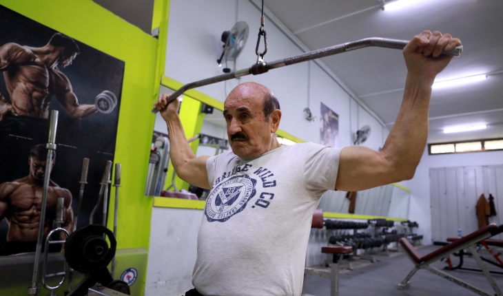 81 yaşında vücut geliştirme sporu yapan Filistinli Duveykat: 