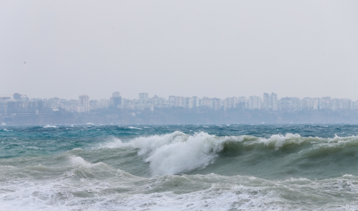 Antalya’da dalgaların boyu 4 metreye ulaştı