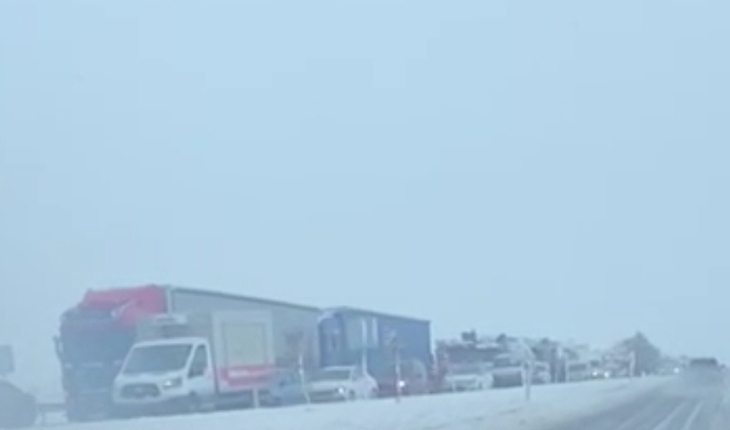 Kar yağışı Konya-Ankara yolunda kazaya neden oldu
