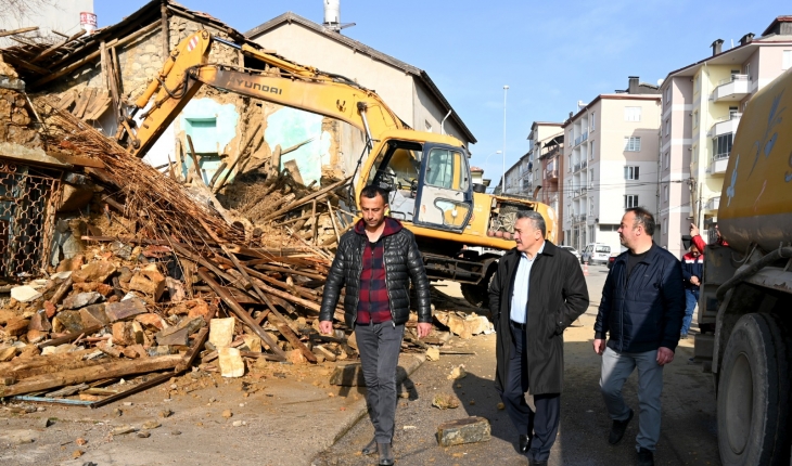 Seydişehir'de metruk binalar yıkılıyor