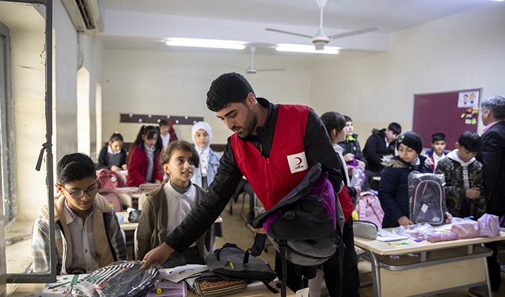 Türk Kızılaydan Erbil'deki Türkmen okulu öğrencilerine kıyafet ve çanta yardımı