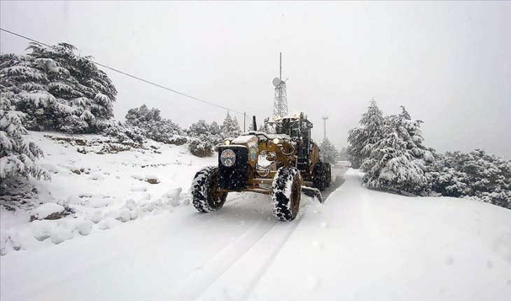 Antalya'da kar yağışı etkili oluyor