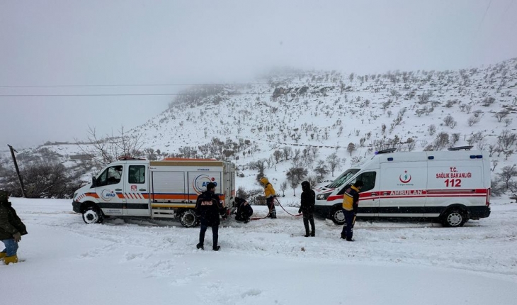 Yolu kardan kapanan kırsal mahalledeki hastayı ekipler hastaneye ulaştırdı
