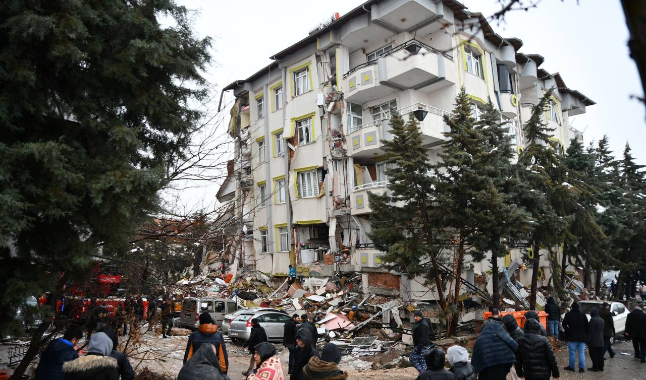 7,4 büyüklüğündeki depremin ardından ulaşıma kapanan yolları açma çalışmaları sürüyor