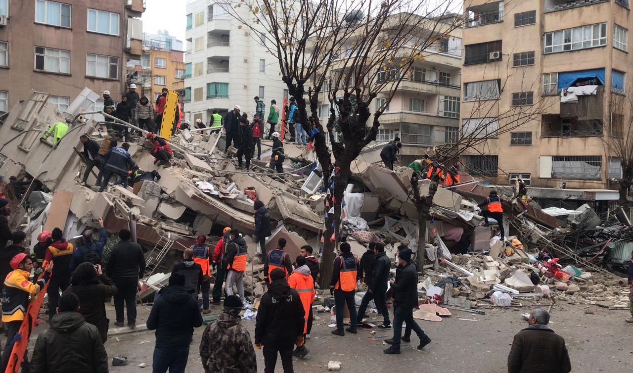 Depremi yaşayan 10 ilde okullar tatil edildi