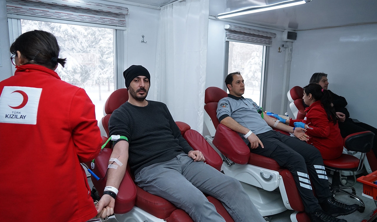 Konya Büyükşehir personeli deprem bölgesi İçin kan bağışında bulunuyor