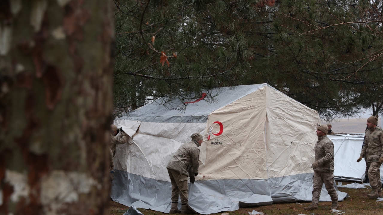 Türk Kızılayı 10 bin kişilik çadırları kurmaya başladı