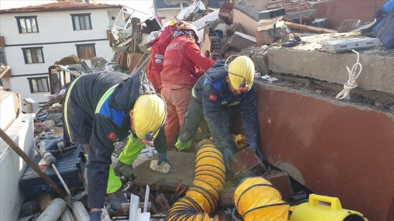 Deprem sonrası arama kurtarma çalışmalarına madenciler de katıldı