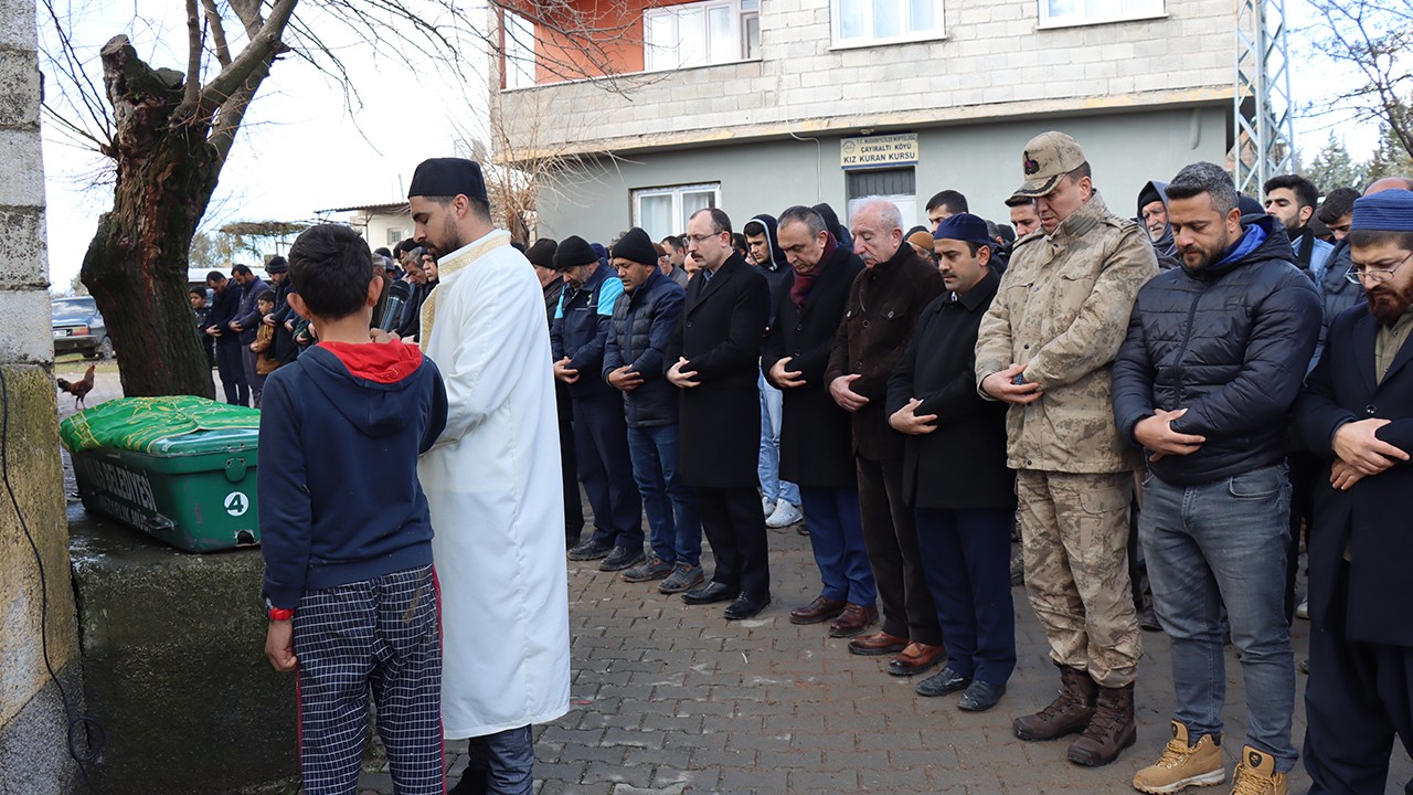 Bakan Muş, depremde hayatını kaybedenlerin cenaze törenine katıldı