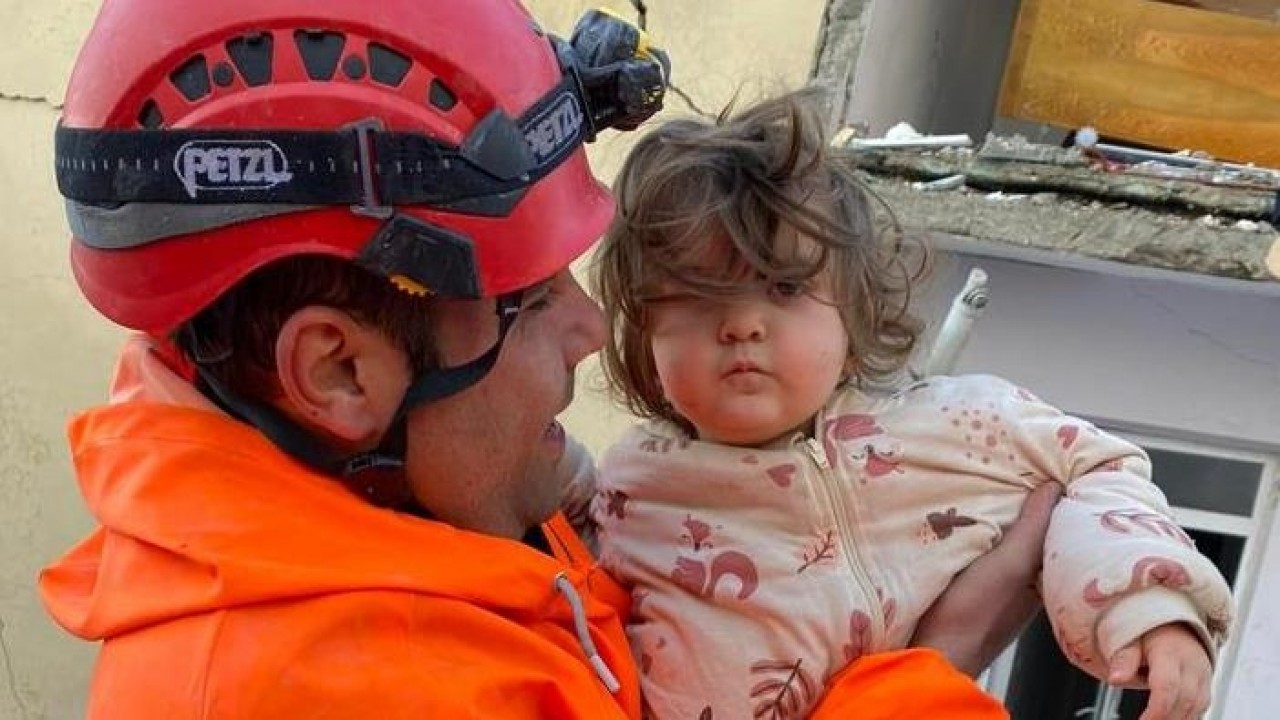 Hatay’da itfaiye ekipleri 1 yaşındaki bebeği enkazdan kurtardı