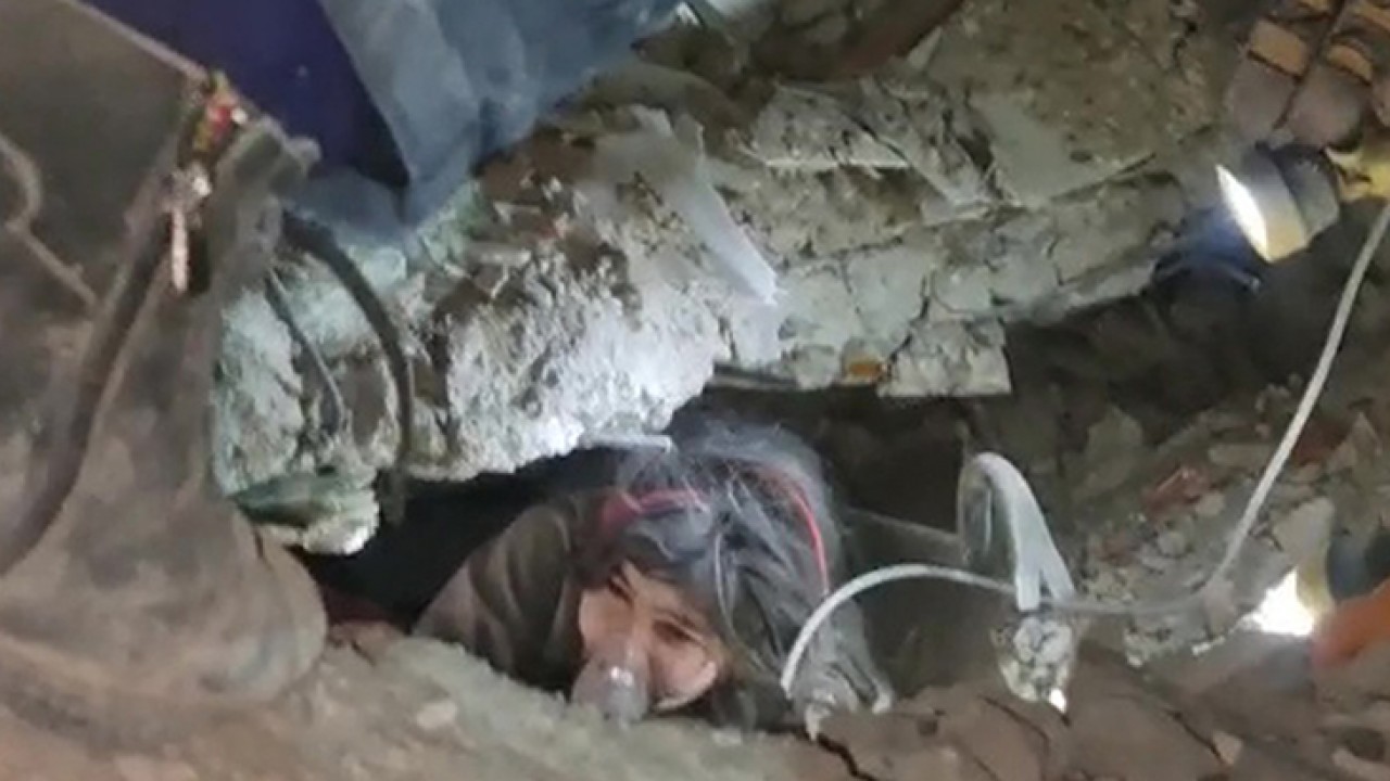 Malatya'da depremden 40 saat sonra 12 yaşındaki Aysima kurtarıldı 