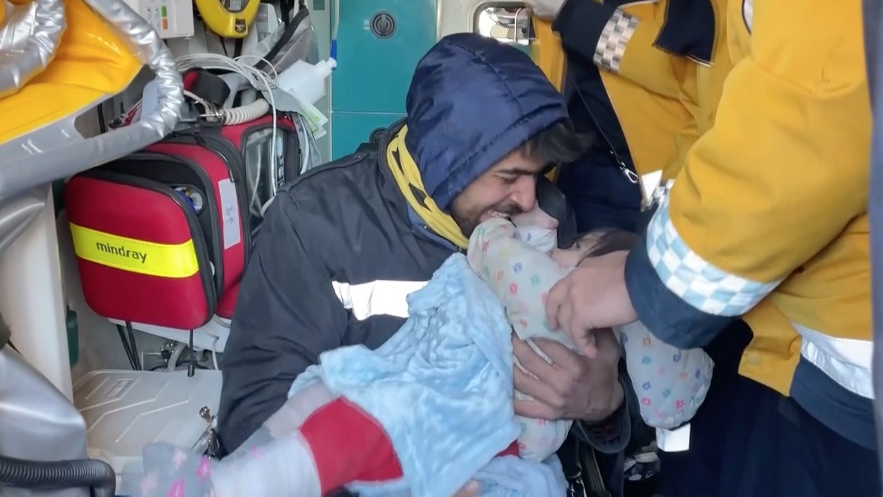 1,5 Yaşındaki Masal bebek depremden 55 saat sonra enkazdan çıkarıldı
