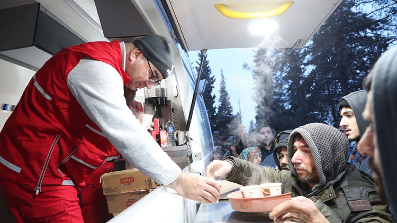 Türk Kızılay deprem bölgesinde yaklaşık 400 bin kişiye sıcak yemek dağıttı