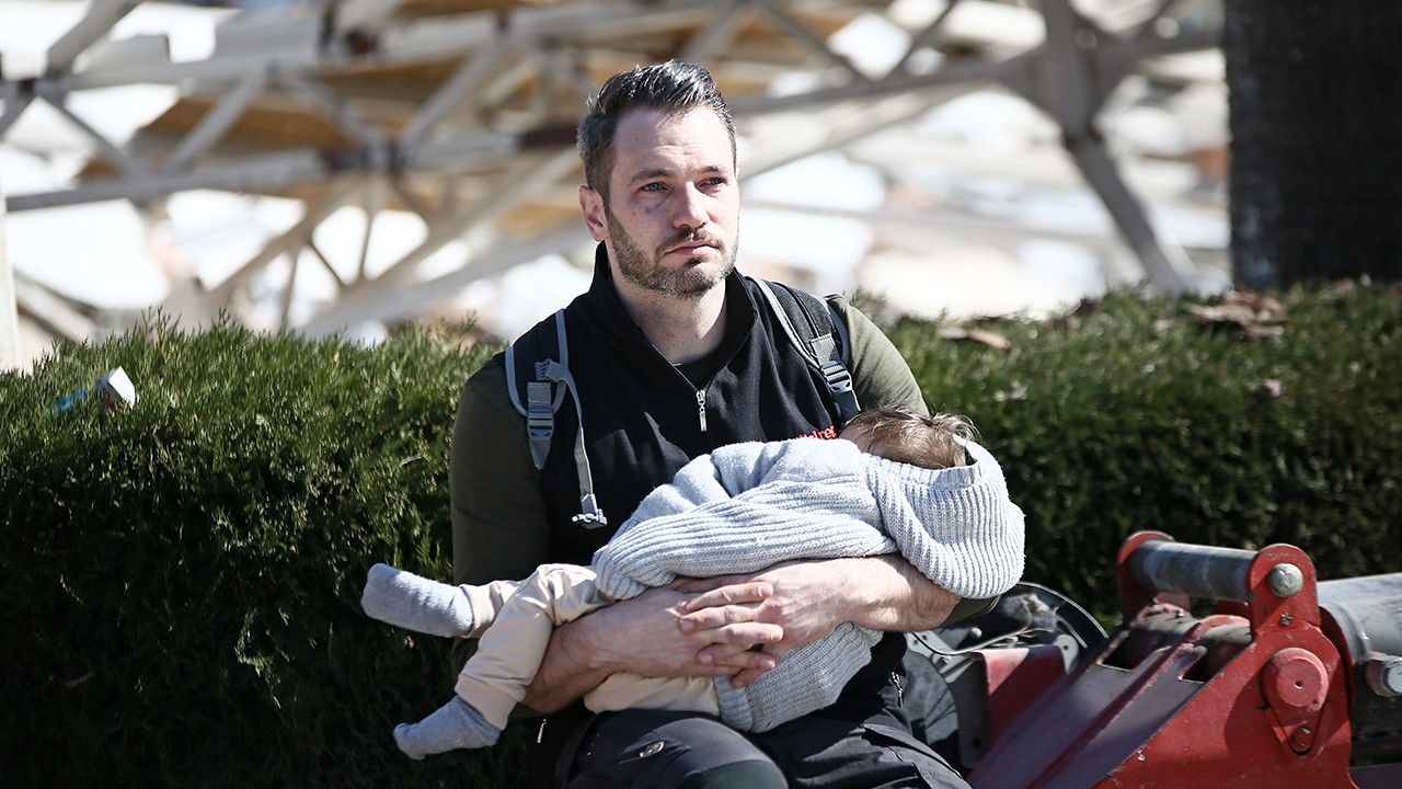 İsviçre’den gelen gönüllü depremzede çocuğu sakinleştirdi