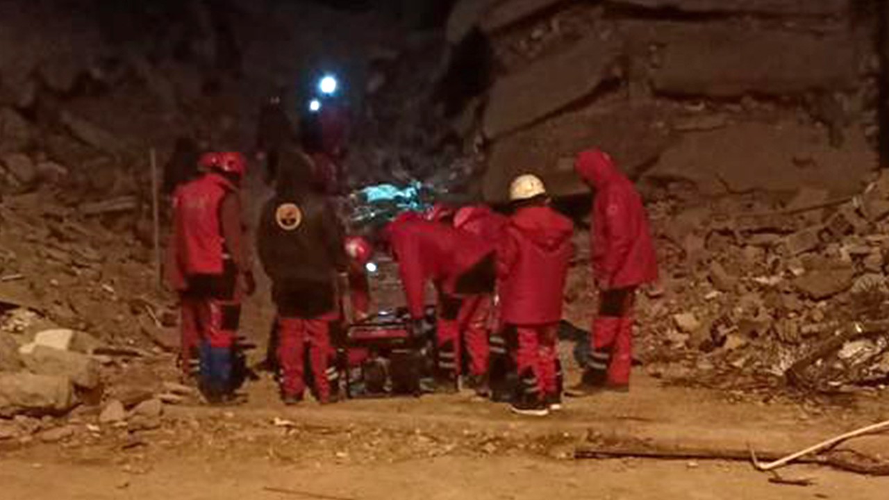 Öğrenciler arama kurtarma çalışmalarına destek veriyor