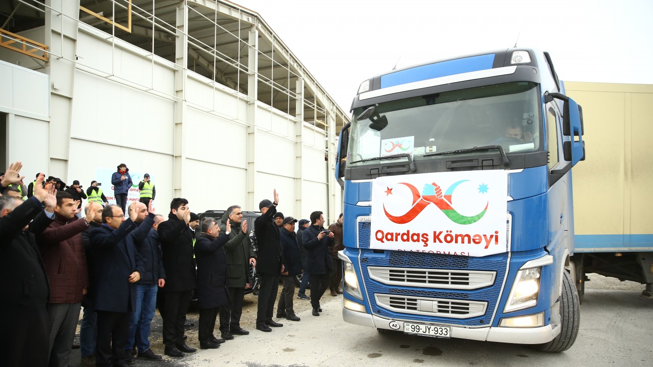 Azerbaycan'dan deprem bölgesine yardımlar sürüyor