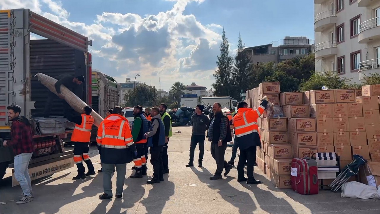 Konya’dan gönderilen yardımları depremzedelere ulaştırılıyor